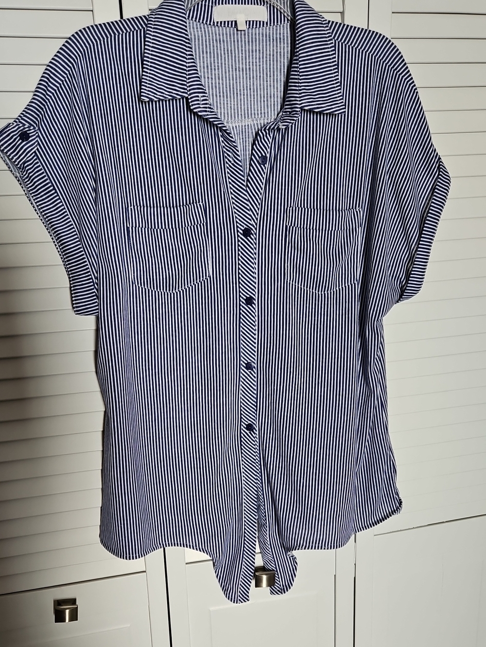 EDEN +OLIVIA NAVY/WHITE STRIP BUTTON FRONT TOP SZ L